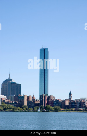 Der John Hancock Tower in Boston Back Bay gesehen von Memorial Drive in Cambridge, Massachusetts Stockfoto