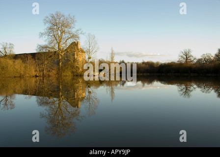 Bild des Schlosses am Mont Bas in der Limousin Region Frankreichs spiegelt sich im See Stockfoto