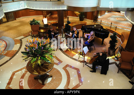 Paradies, ein Quartett von ukrainischen Musikern, klassischen Musik in der Grand Lobby der Cunard-Kreuzfahrtschiff, Queen Victoria. Stockfoto