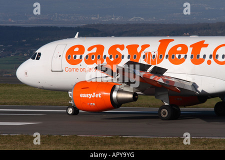 EasyJet Airbus A319 Bremsen bei der Landung auf der Landebahn des Flughafens Stockfoto