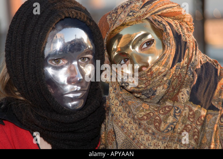 Junge Frauen in den Karneval mit Insel San Giorgio Maggiore und den Markusplatz Kanal hinter vom Markusplatz entfernt, Venedig, Italien Stockfoto