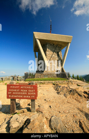 Turm und Mitchell Grab, Mount Mitchell State Park, Blue Ridge Parkway, Black Mountain, North Carolina, USA Stockfoto