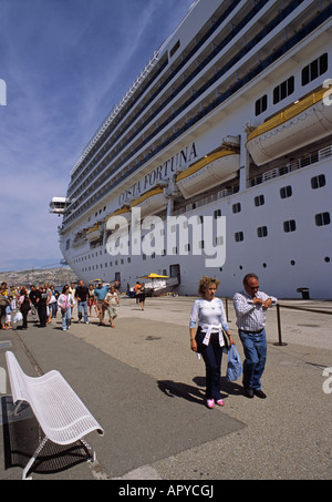 Desembarking der Passagiere von der Kreuzfahrt Schiff Costa Fortuna in Civitavecchia Hafen Mittelitalien Stockfoto