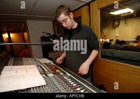 Junger Mann Soundplatine mixing Desk Operator bei Theatr Brycheiniog, Brecon Powys, Wales UK während der Leistung Stockfoto