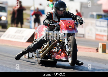 Top Fuel drag Bike heben Vorderrad die Spur Stockfoto