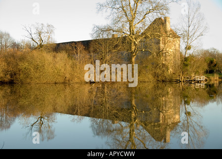 Bild des Schlosses am Mont Bas in der Limousin Region Frankreichs spiegelt sich im See Stockfoto