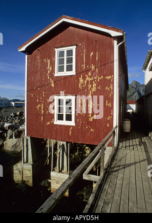 eine typische rote Fischerhaus genannt Fischerorten in Henningsvær Lofoten-Inseln Norwegen Stockfoto