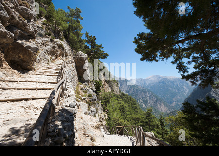 Blick vom Stufen führen hinunter zu der Schlucht, Samaria Gorge National Park, Lefka Ori, Provinz Chania, Kreta, Griechenland Stockfoto