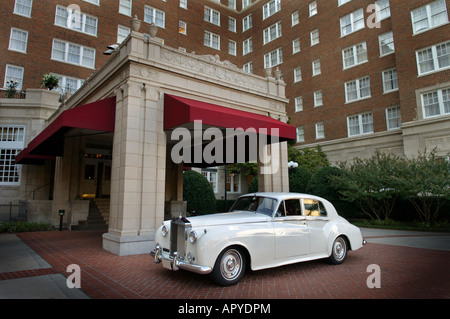 Weißen Rolls-Royce Hochzeitsauto vor Hotel warten auf Braut und Bräutigam Stockfoto