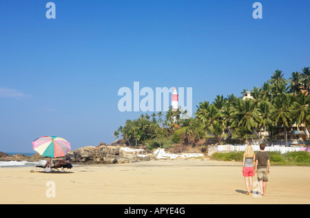 INDIEN-KERALA-KOVALAM-PAAR ZU FUß AM STRAND Stockfoto