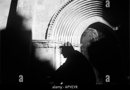 MANN REITET VORBEI KIRCHE IN CÓRDOBA Stockfoto