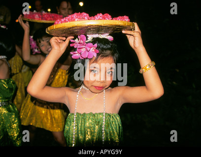 Junge Mädchen tragen Platten mit Blumen und Lotusblüten bei einem Abend-Festival in der Stadt von Bangkok-Thailand Stockfoto