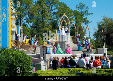 Eine prachtvolle Hochzeit im Cinderella Castle in Walt Disney World zwischen Cinderella und Prinz Charming. Stockfoto