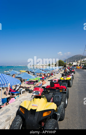 Strand und Quad-Bike-Verleih, Stalis, Nordküste, Kreta, Griechenland Stockfoto