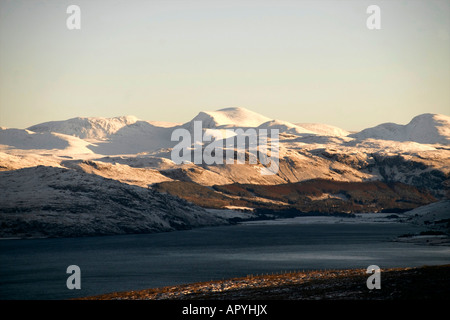 Beinn Dearg, bei Ullapool, Wester Ross, Nordschottland, mit kleinem Loch Broom im Vordergrund auf der Route der Nordküste 500 Stockfoto