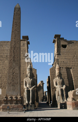 Luxor-Tempel - Eingang inklusive Pylon und kolossalen Statuen von Ramses [Luxor, Ägypten, arabische Staaten, Afrika]. Stockfoto