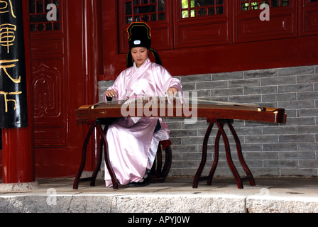 Mädchen-Musiker spielt ein Guzheng Dengfeng Henan Provinz China Asien Songyang Akademie Stockfoto