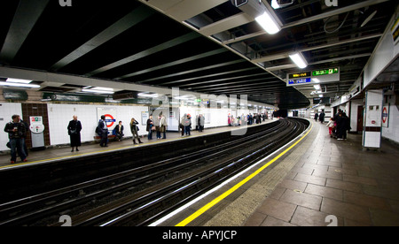 Passagiere warten an der u-Bahnstation Tower Hill in der Londoner U-Bahn 5. Dezember 2007 Stockfoto