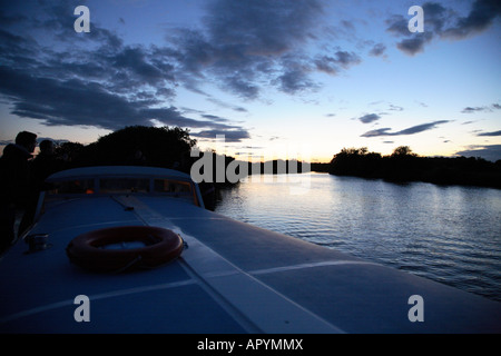 Urlauber genießen den Sonnenuntergang über Norfolk Broads, East Angia, England, UK Stockfoto