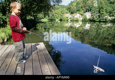 Junge spielen 8 Jahre alt mit Yacht funkgesteuert Stockfoto