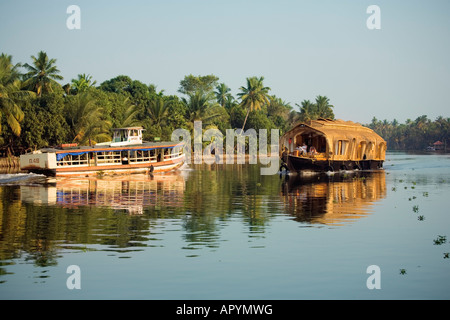 INDIEN KERALA BACKWATERS REIS BOOT UND TAXI BOOT Stockfoto