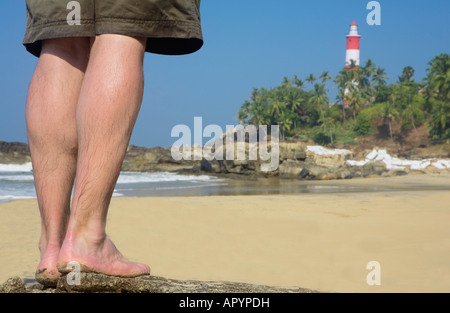 INDIEN KERALA KOVALAM TOURISTEN BEINE UND LEUCHTTURM Stockfoto