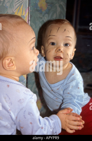 Junge machen ein Jahr alt mit Gesicht auf der Suche um Spiegel Stockfoto