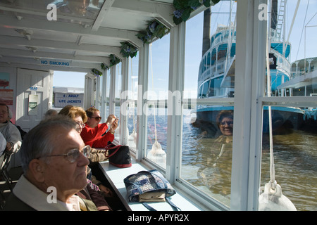 IOWA LeClaire Passagiere auf Tour Flussschiff aus Fenster Schaufelrad-Boot vorbei zu schauen Stockfoto