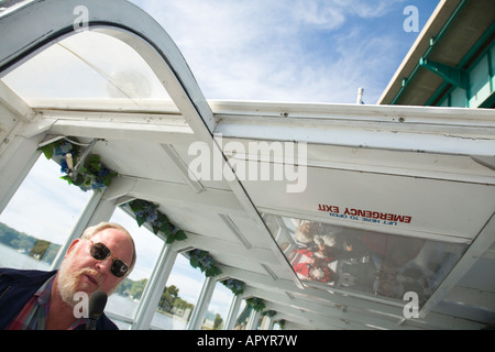 IOWA LeClaire Kapitän der Tour Flussschiff sprechen über Mikrofon auf Mississippi Stockfoto