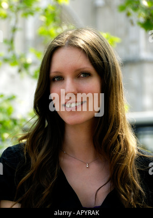 schöne attraktive junge junge Frau und lächelt Stockfoto