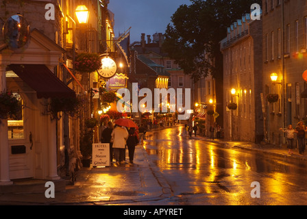Kanada-Quebec Quebec City Menschen gehen am Abend auf einer nassen Straße Stockfoto