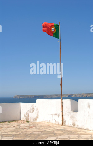 Banner oben auf der Festung Fortaleza de Sagres ein nationales Denkmal auf der Hochebene Ponta de Sagres 49 Meter über dem Meeresspiegel Stockfoto