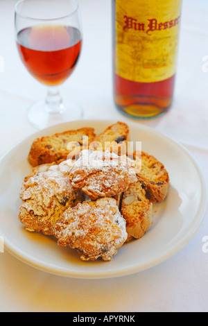 Italienischer Dessertwein Vinsanto mit Biscotti, typisch toskanischen Nachtisch, Italien Stockfoto