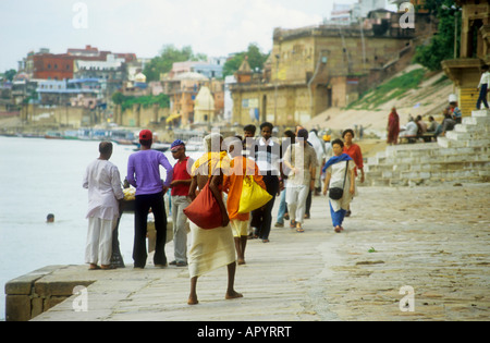 Sadhu-Männer zu Fuß unter der Menge an den Ufern des Ganges in Varanasi, Indien Stockfoto