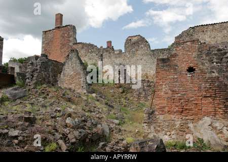 Zerstörte Gebäude in Oradour-Sur-Glane, die Märtyrer-Dorf im Limousin, Frankreich, wo ein 1944 während des Krieges Gräueltat stattfand Stockfoto