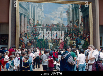EU-FR Frankreich Region Ile de France Paris 1 Arrondissement Besucher betrachten das Gemälde die Hochzeit zu Kana von Veronese auf Stockfoto