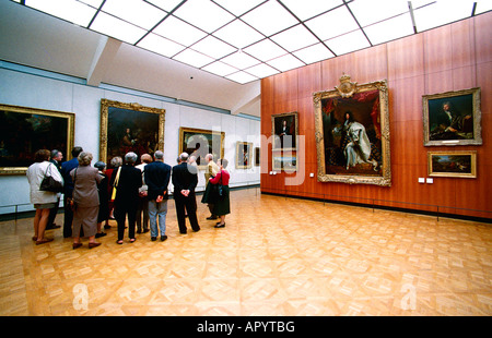 EU-FR Frankreich Region Ile de France Paris 1 Arrondissement Besucher betrachten der Bilder auf dem Display an den Louvre-35 mm-film Stockfoto