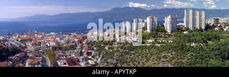 Panoramablick auf der kroatischen Stadt Rijeka von Hügel Stockfoto
