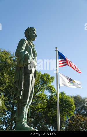 ILLINOIS Dixon Lincoln-Statue, die Abraham Lincoln 23 Jahre alt Armee Kapitän staatliche amerikanische Flaggen Bildhauer Leonard Crunelle Stockfoto