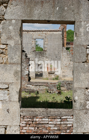 Zerstörte Gebäude in Oradour-Sur-Glane, die Märtyrer-Dorf im Limousin, Frankreich, wo ein 1944 während des Krieges Gräueltat stattfand Stockfoto