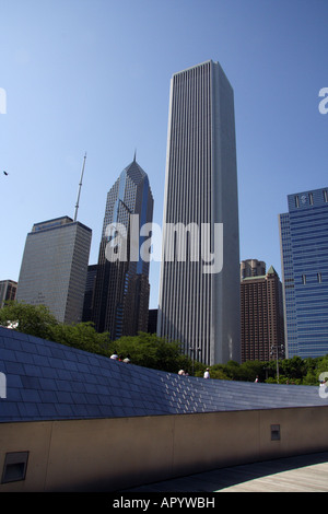 Chicago Gebäude Architektur. Ansicht von BP Brücke verbindet Millennium Park Daley Bicentennial Plaza Stockfoto