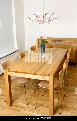 Neues und modernes Esszimmer mit modernen Möbeln Stockfoto