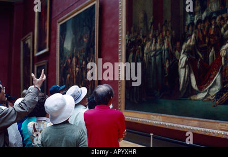 EU-FR Frankreich Region Ile de France Paris 1 Arrondissement japanische Besucher betrachten die Bilder auf dem Display an der Louvre 35 Stockfoto