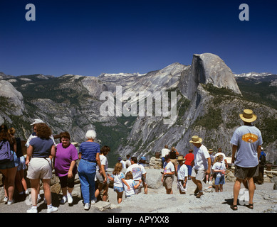 Touristische genießen Sie den Blick auf den Half Dome vom Glacier Point, Yosemite NP, Kalifornien, USA Stockfoto