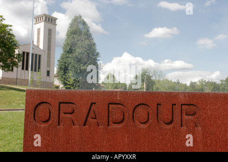 Der Stahl Zeichen in Oradour-Sur-Glane, die Märtyrer-Dorf im Limousin, Frankreich, wo ein 1944 während des Krieges Gräueltat stattfand Stockfoto