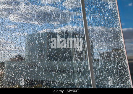 IOWA Davenport zerschmettert Glas Fenster Stücke noch zusammenhalten überdachter Fußgängerweg Skybridge Aussicht auf die Innenstadt Stockfoto