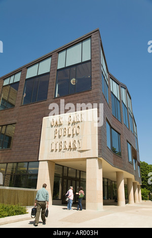 ILLINOIS Oak Park Mann zu Fuß in Richtung Stadtbibliothek zwei Frauen stehen äußere des Gebäudes im Gespräch Stockfoto