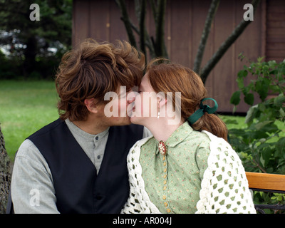 Ein junges Paar teilen einen Kuss in der Öffentlichkeit bei westlichen reenactment Stockfoto