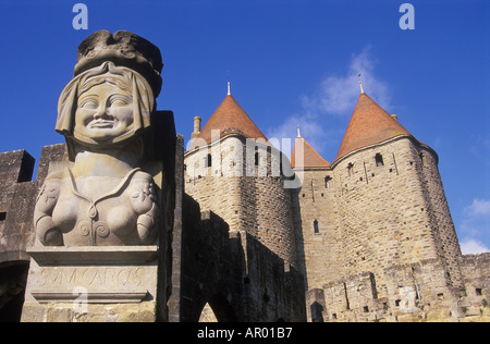 Statue von La Dame Carcas am Haupteingang zum Zitieren von Carcassonne Frankreich Stockfoto