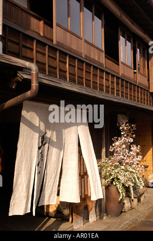 Der Eingang zu einem Restaurant in einer Straße von erhaltenen Samurai-Häusern in Nagamachi Bezirk von Kanazawa-Japan Stockfoto